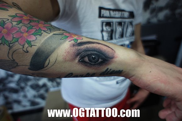Tatuaje Brazo Realista Ojo por Og Tattoo