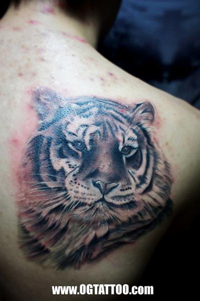 Tatuaje Hombro Realista Tigre por Og Tattoo