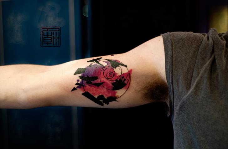 Tatuaje Brazo Flor Geométrico por Tattoo Temple