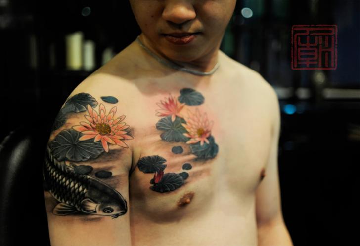 Tatouage Épaule Carpe par Tattoo Temple