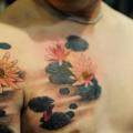 tatuaje Hombro Carpa por Tattoo Temple