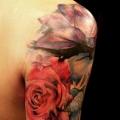 tatuaje Hombro Realista Rosa por Tattoo Temple