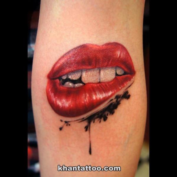 Arm Realistische Lippen Tattoo von Khan Tattoo