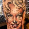 tatuaje Brazo Cráneo mexicano Mujer por Khan Tattoo
