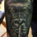 tatuaje Brazo Realista Gorila por Khan Tattoo