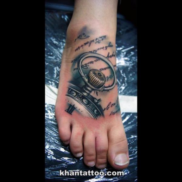 Realistische Uhr Fuß Tattoo von Khan Tattoo