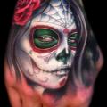 tatuaje Cráneo mexicano Mano por Khan Tattoo