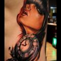 Uhr Seite Frauen tattoo von Khan Tattoo
