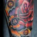 Arm Blumen Motte tattoo von Detroit Diesel Tattoo