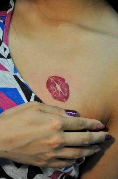 Tatuagem Beijo Peito Lábio por Detroit Diesel Tattoo