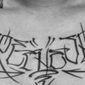 tatuaggio Petto Scritte Caratteri di Detroit Diesel Tattoo