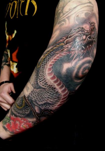 Tatuaje Brazo Japoneses Dragón por Fact Tattoo