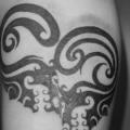 tatuaje Brazo Tribal por Fact Tattoo