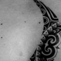 tatuaje Pecho Tribal Luna por Fact Tattoo