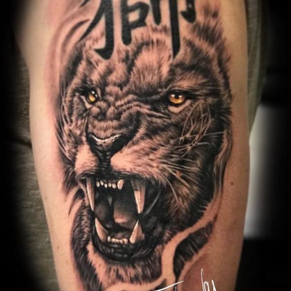 Tatuaje Brazo Realista León por Artifex Tattoo