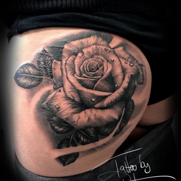 รอยสัก ดอกไม้ ก้น กุหลาบ โดย Artifex Tattoo