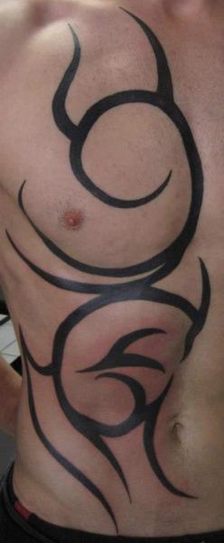 รอยสัก หน้าอก ชนเผ่า โดย Artifex Tattoo