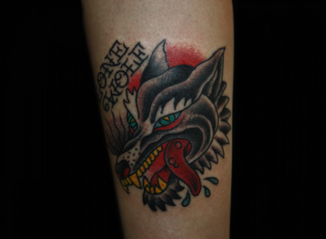 Tatuaje Brazo Old School Lobo por Inkrat Tattoo