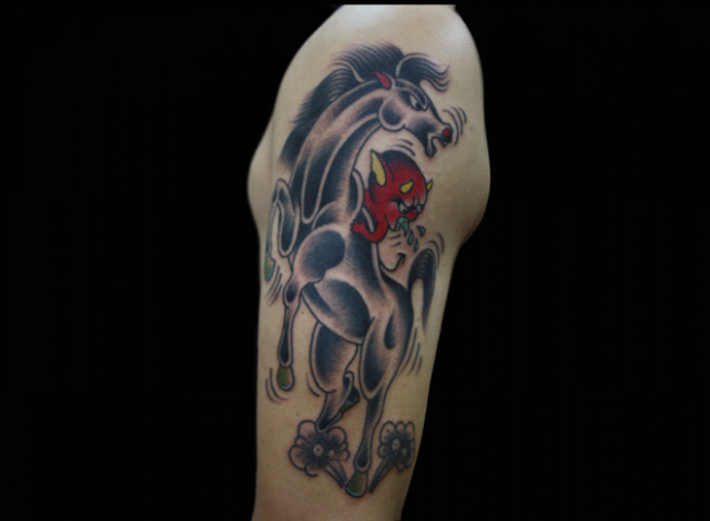 Tatouage Épaule Old School Cheval par Inkrat Tattoo