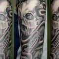 tatuaje Brazo Serpiente Cráneo Daga por Koji Tattoo