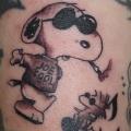 tatuaje Brazo Snoopy por Koji Tattoo