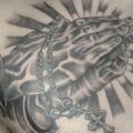 Brust Gebetshände Rosenkranz tattoo von Koji Tattoo
