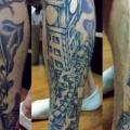 tatuaggio Gamba Paesaggio Città di Koji Tattoo