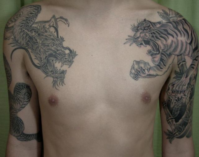Tatuaje Hombro Brazo Japoneses Tigre Dragón por Koji Tattoo