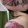 Schulter Blumen Schmetterling tattoo von Koji Tattoo