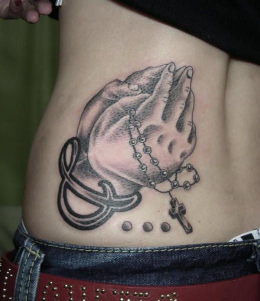 Tatuaje Lado Manos Rezando Rosario por Koji Tattoo