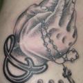 Seite Gebetshände Rosenkranz tattoo von Koji Tattoo