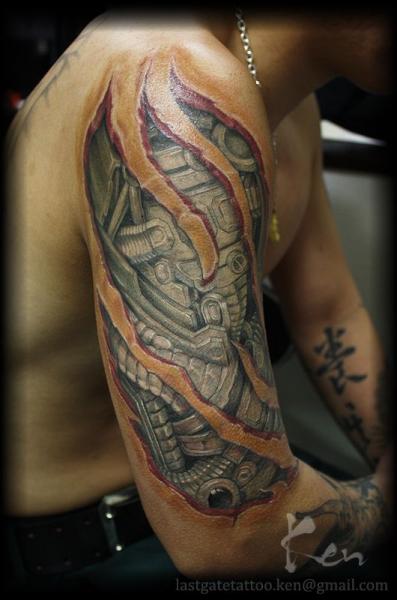 Tatuaje Brazo Biomecánica por Last Gate Tattoo