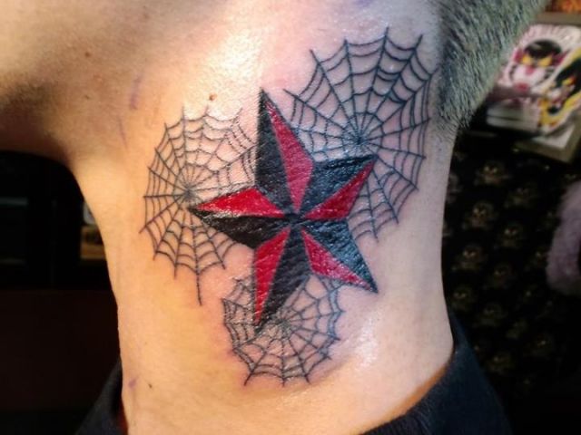 Tatuaje Estrella Cuello Web por Shimokita Ink