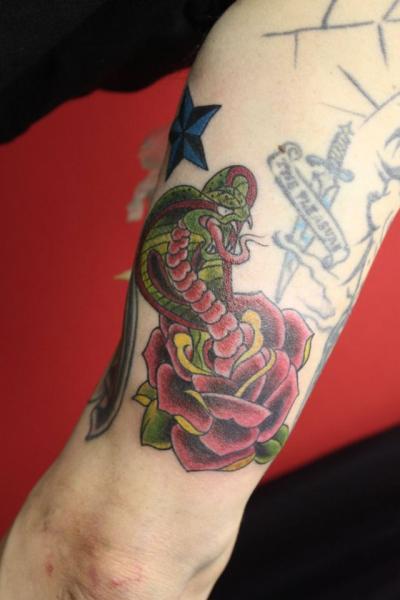 Tatuaje Brazo New School Serpiente Flor por South Dragon Tattoo