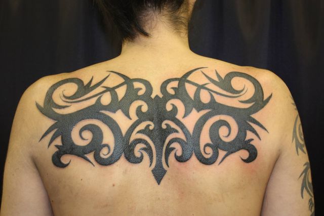Tatuaggio Schiena Tribali di South Dragon Tattoo