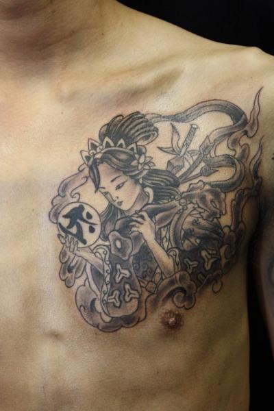 Tatuaggio Petto Giapponesi Geisha di South Dragon Tattoo