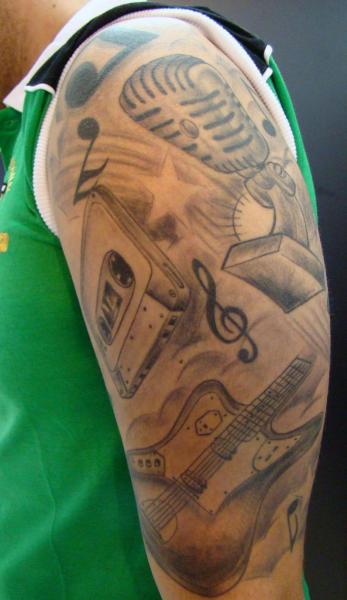 Tatuaje Brazo Guitarra Micrófono Música por Brasil Tatuagem