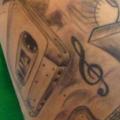 tatuaggio Braccio Chitarra Microfono Musica di Brasil Tatuagem