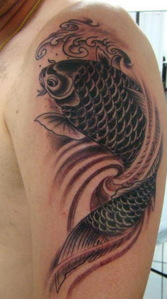 รอยสัก หัวไหล่ ญี่ปุ่น ปลาตะเพียน ปลาคราฟ โดย Brasil Tatuagem