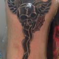 Schulter Totenkopf Dolch tattoo von Hell Tattoo