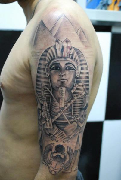 Tatouage Espadon Sphinx par Hell Tattoo