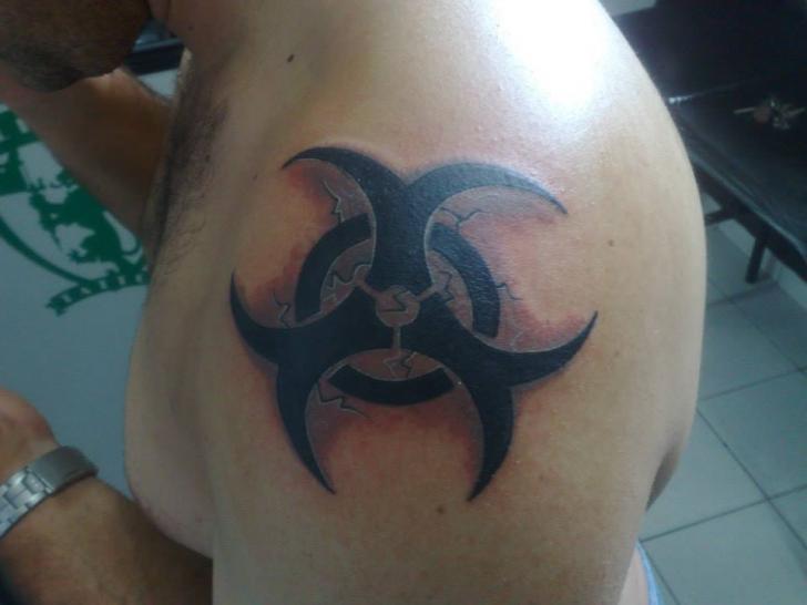 Tatouage Épaule Tribal par Hell Tattoo