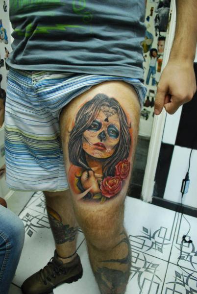 Mexikanischer Totenkopf Oberschenkel Tattoo von Hell Tattoo