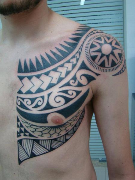 Tatuaje Hombro Pecho Tribal por Leds Tattoo