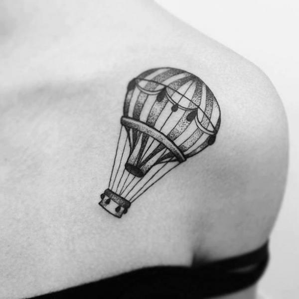 Tatuaje Hombro Dibujar Globo por Leds Tattoo