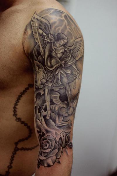 Tatuaje Brazo Ángel por Maceio Tattoo