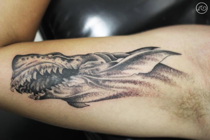 รอยสัก แขน มังกร โดย Maceio Tattoo