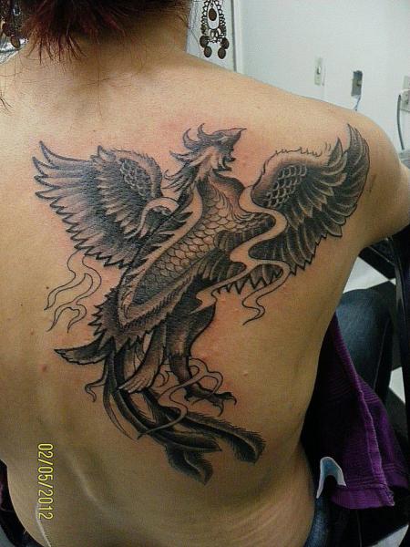 Tatuaje Espalda Fénix por Maceio Tattoo