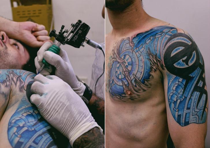 Tatuaje Hombro Biomecánica por Maceio Tattoo