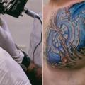 Schulter Biomechanisch tattoo von Maceio Tattoo